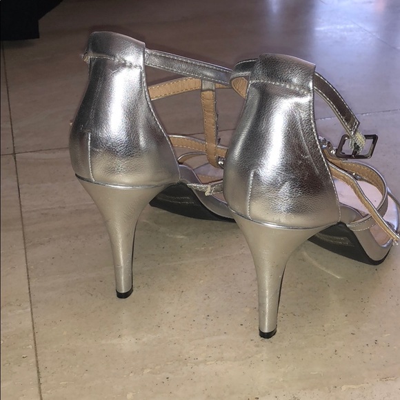 Silver heels - Picture 3 of 3